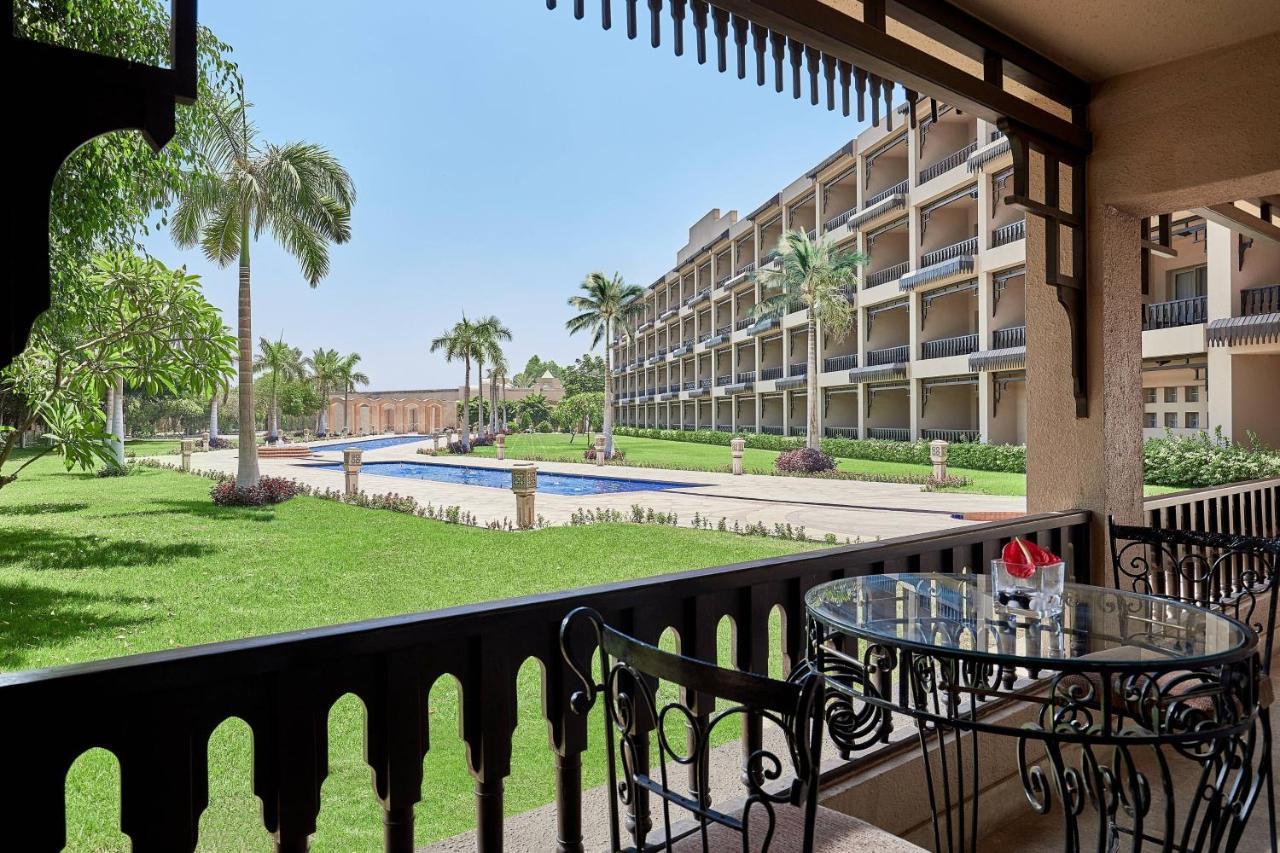 Marriott Mena House, Cairo Hotel Giza Exterior photo View of the pool at the Hilton Luxor