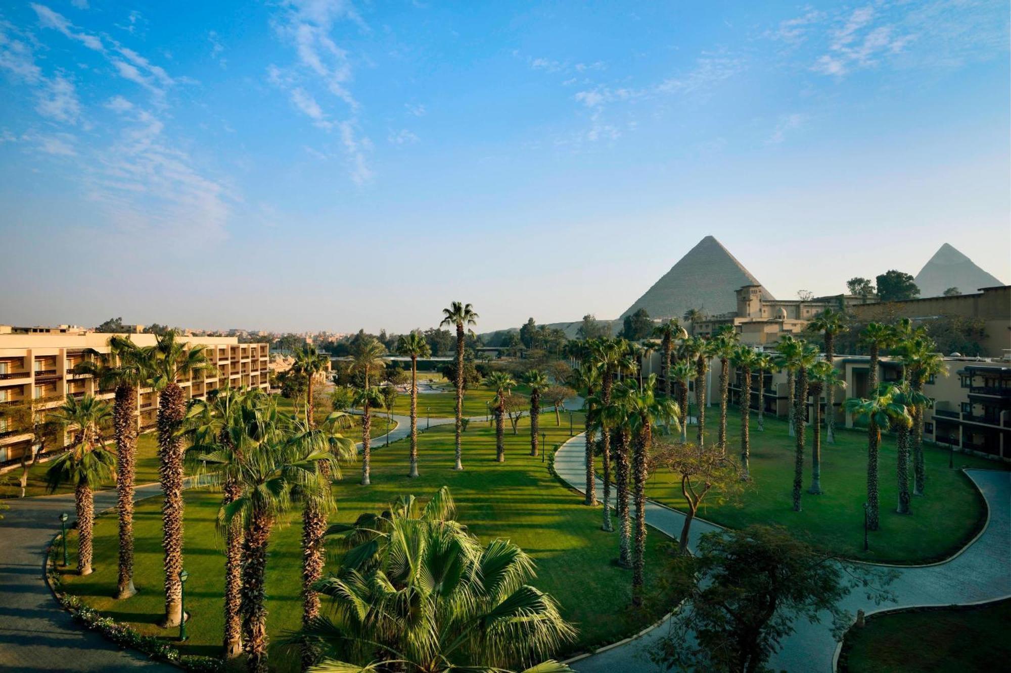 Marriott Mena House, Cairo Hotel Giza Exterior photo The pyramids from the resort